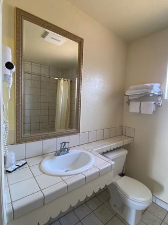 Welcome To The Holiday Motel - Standard Guest Bathroom with Bathtub and Shower