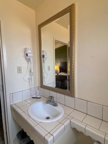 Welcome To The Holiday Motel - Standard Guest Bathroom with Bathtub + Shower