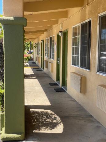 Welcome To The Holiday Motel - Exterior corridor property